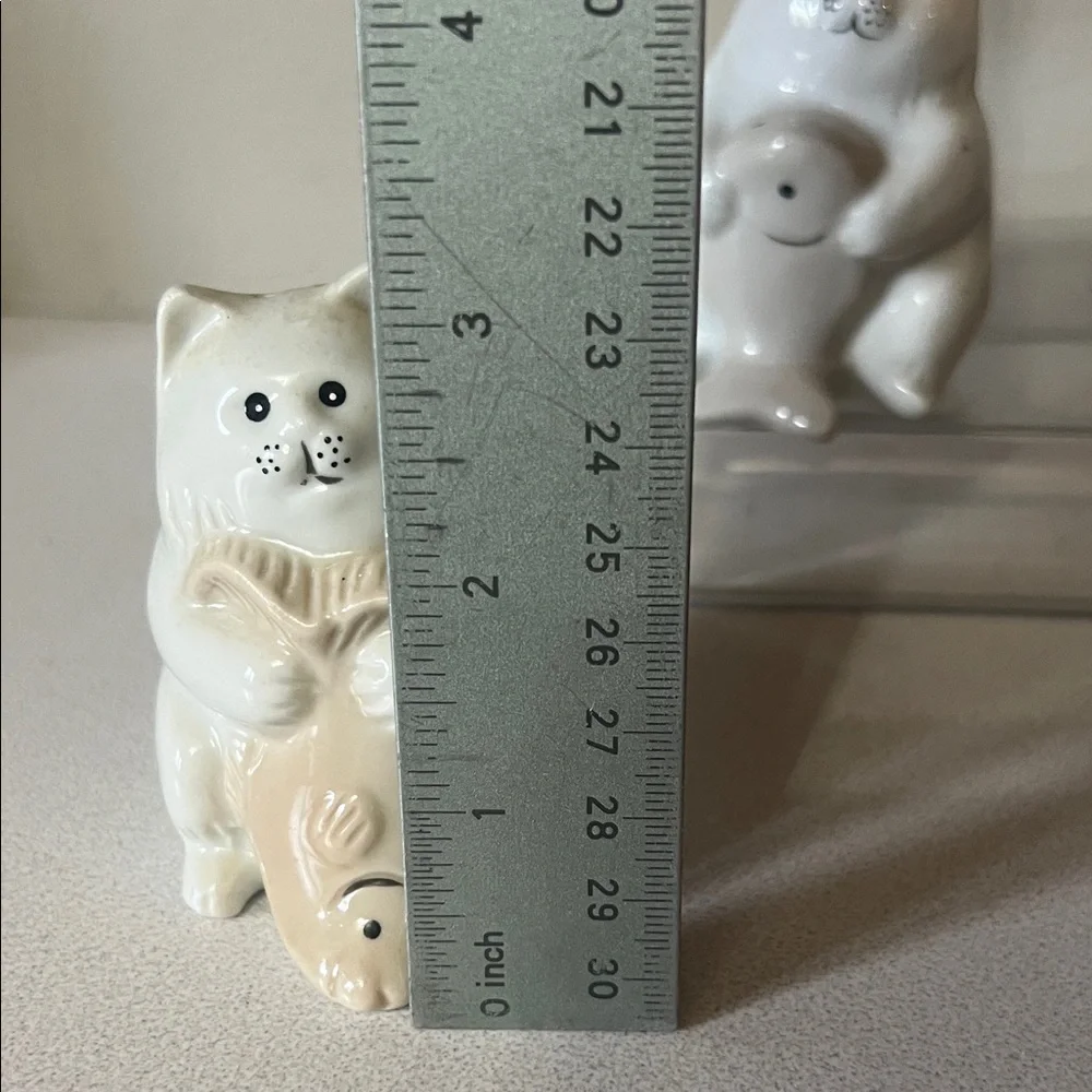 Cat salt and pepper set Vintage White and Cream Cat Figurines